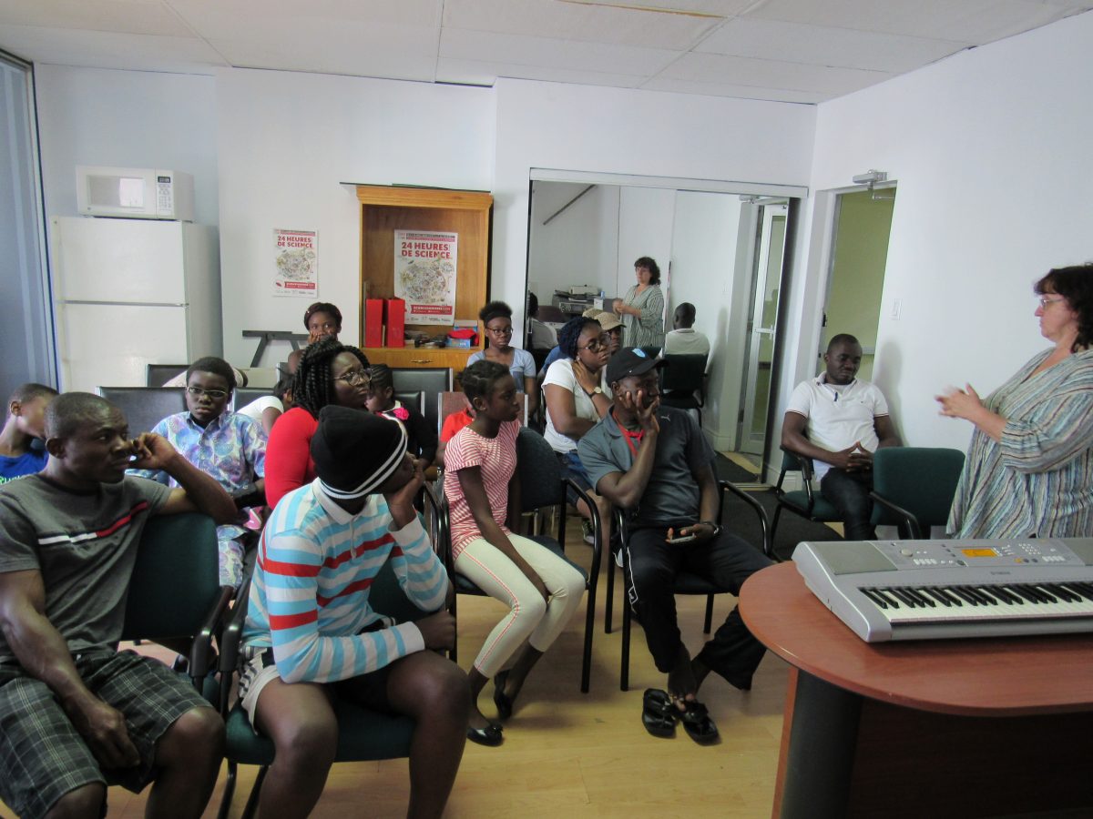 Rencontre de groupe réunissant des familles dans le local de l'organisme.