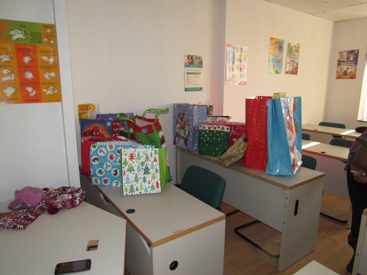 Bénévoles préparant les paniers et les cadeaux.