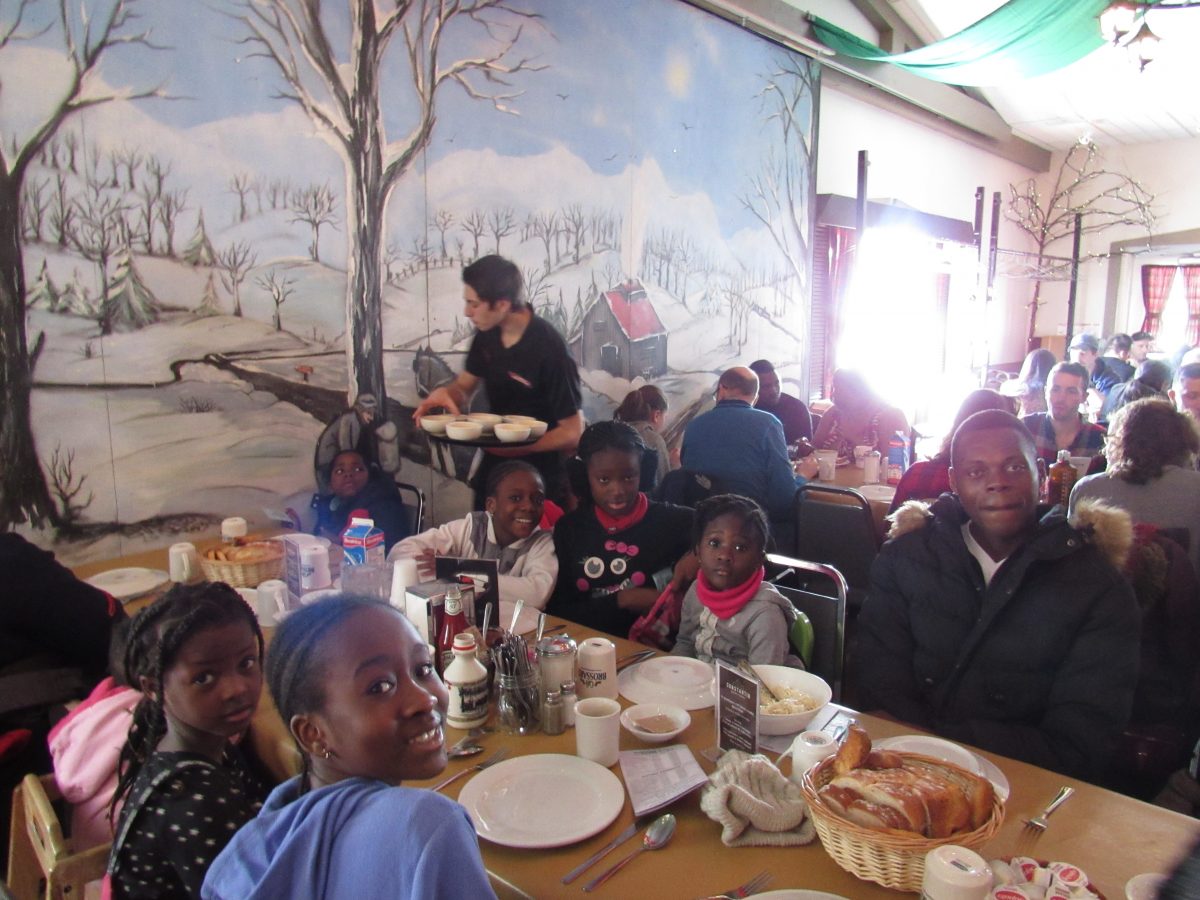 Rencontre d'un groupe de personnes aînées autour d'une table.